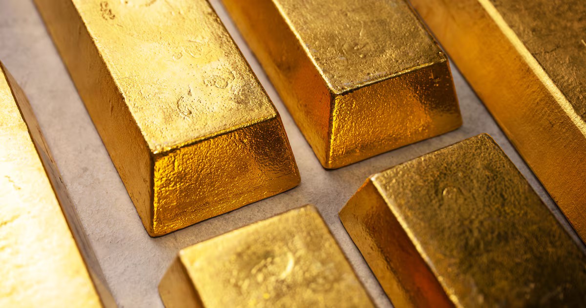 El oro retrocede a mínimos de julio presionado por el repunte petrolero y temores inflacionarios
