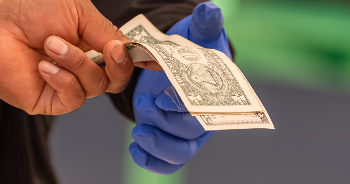 El dólar acaricia máximos del año impulsado por las turbulencias fiscales en Europa