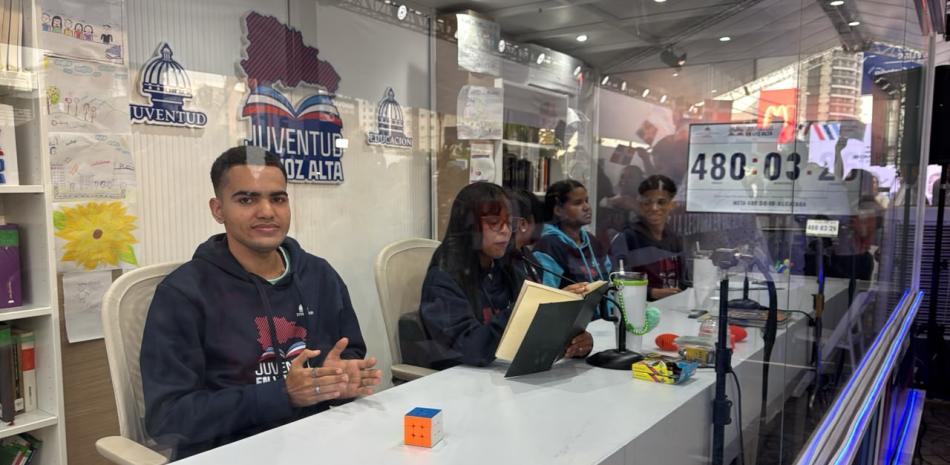 Cinco jóvenes dominicanos completan 480 horas continuas de lectura en voz alta en busca del récord Guinness