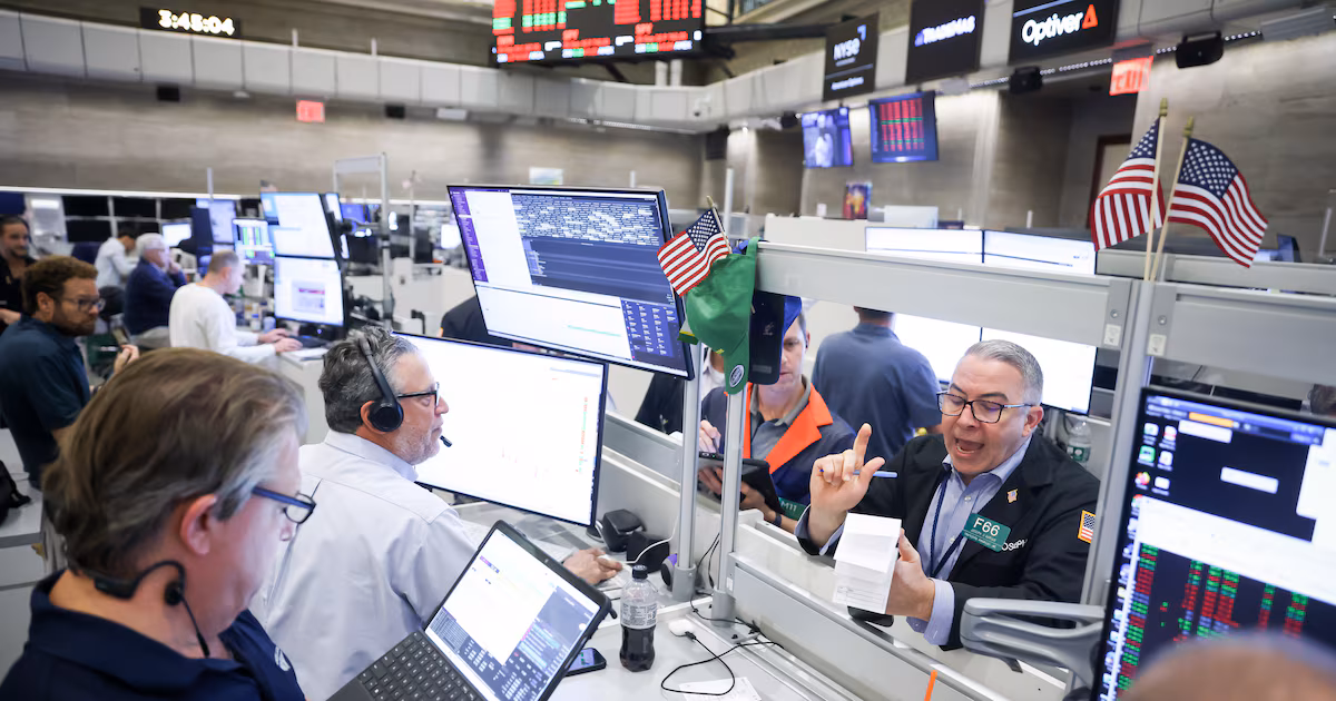 Wall Street arranca en verde impulsado por el respiro petrolero y la expectativa diplomática