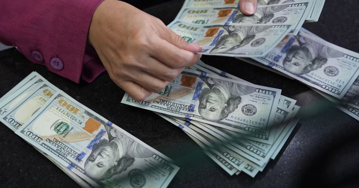 El dólar mantiene su pulso alcista en los mercados, pero surgen señales de fatiga y cautela