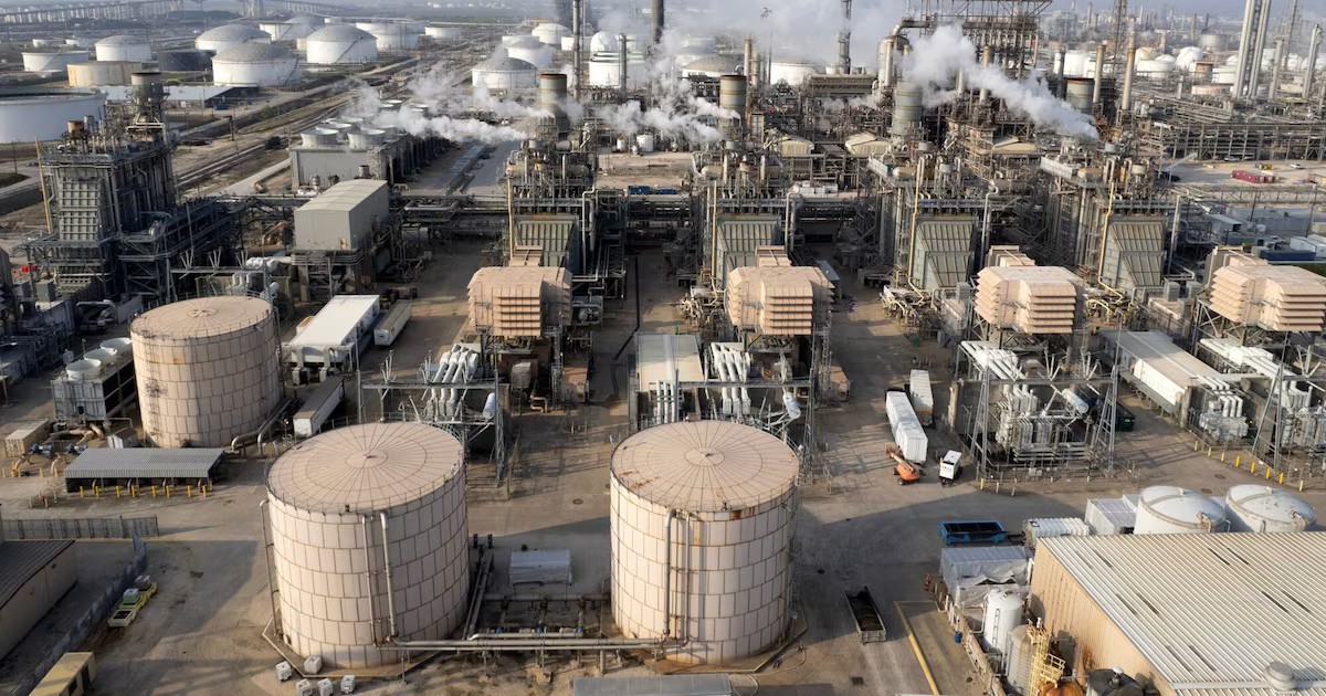 El petróleo rompe la barrera de los US$105: tensión en Medio Oriente y huracanes disparan las alertas globales