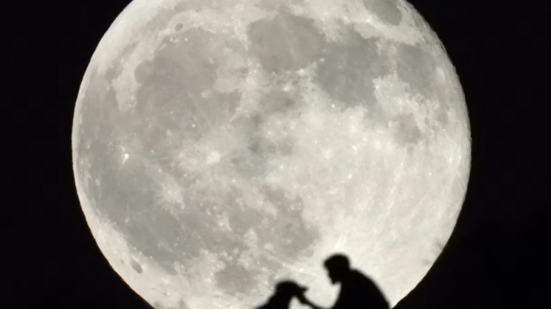 Un eclipse lunar casi total y la 'Luna de Esturión' iluminan el cielo nocturno de América