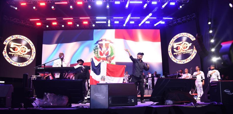 Apoteósico: Ramón Orlando llena el Estadio Olímpico y celebra 50 años de historia musical