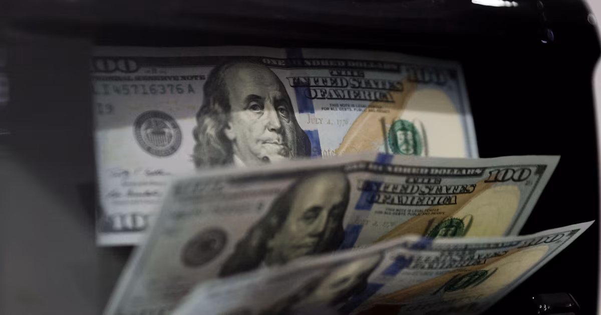 El dólar sella su mejor avance semanal en tres meses tras la firme postura de la Reserva Federal