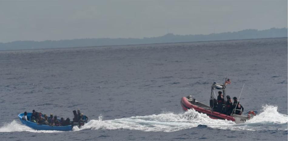 Interceptan frágil embarcación en el Canal de la Mona: Repatrian a 63 migrantes dominicanos y haitianos