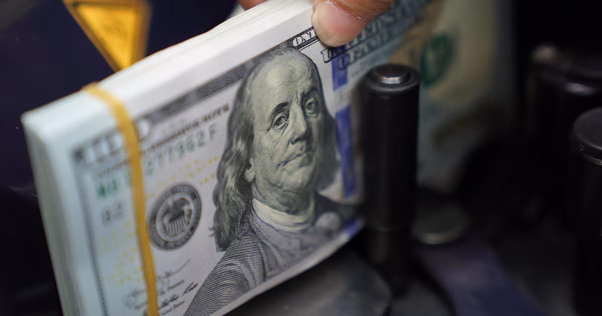 El dólar sella en septiembre su mejor desempeño mensual desde junio impulsado por las tasas de la Fed