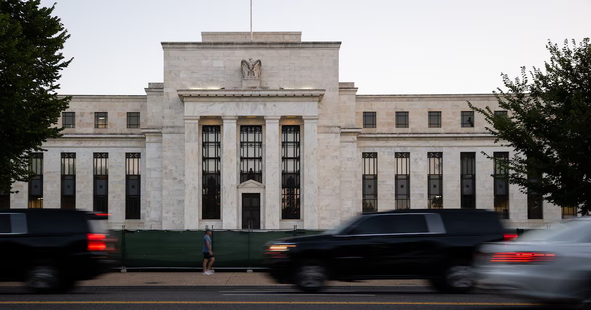 Tasas al alza en Wall Street: ¿Cómo responden las acciones, los bonos y el dólar al ajuste de la Fed?