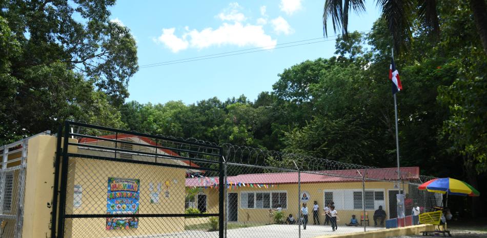 Aulas modulares: la solución al déficit escolar que choca contra el sofocante calor