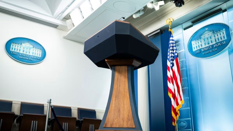Juez federal frena veto de Trump y ordena restituir credenciales a medios en la Casa Blanca