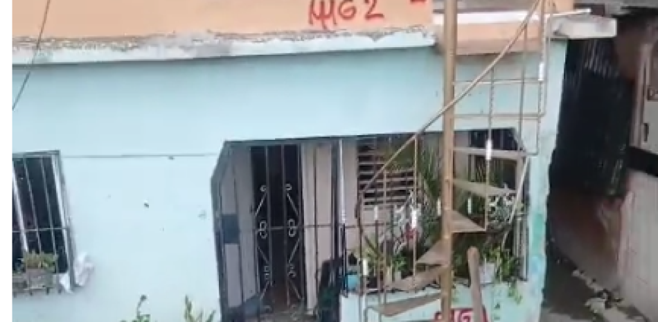 Drama en La Ciénaga: Construcción de muro condena a una familia a vivir entre aguas negras
