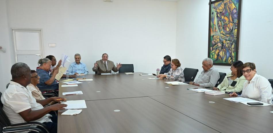 Fijan aumento salarial de un 25 % para operadores de maquinaria pesada en el sector agrícola
