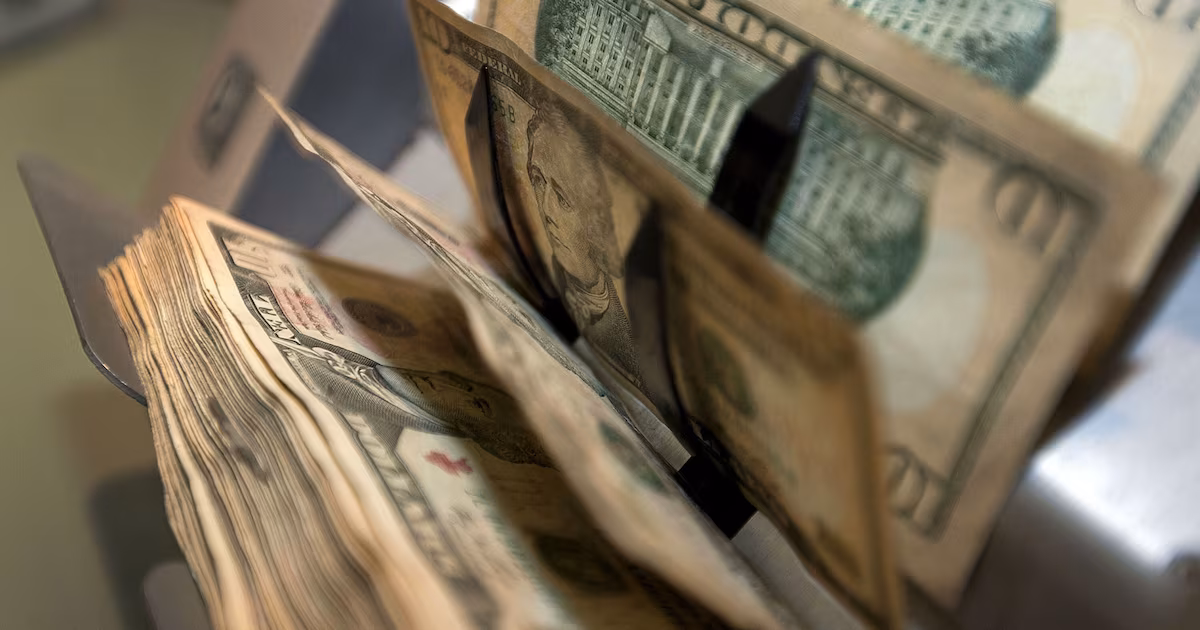 El dólar acelera su mayor repunte en seis meses impulsado por la Fed y el auge tecnológico