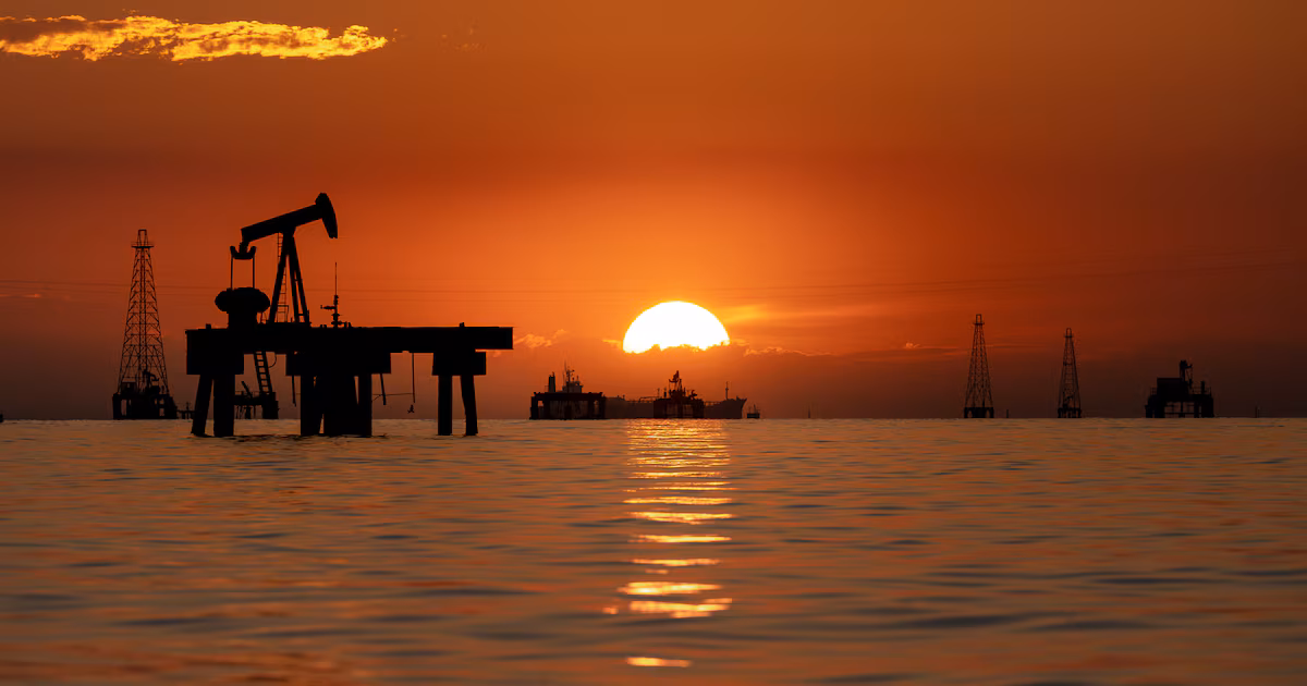 El petróleo frena su escalada y el Brent roza los US$98 ante señales de distensión entre Washington y Teherán