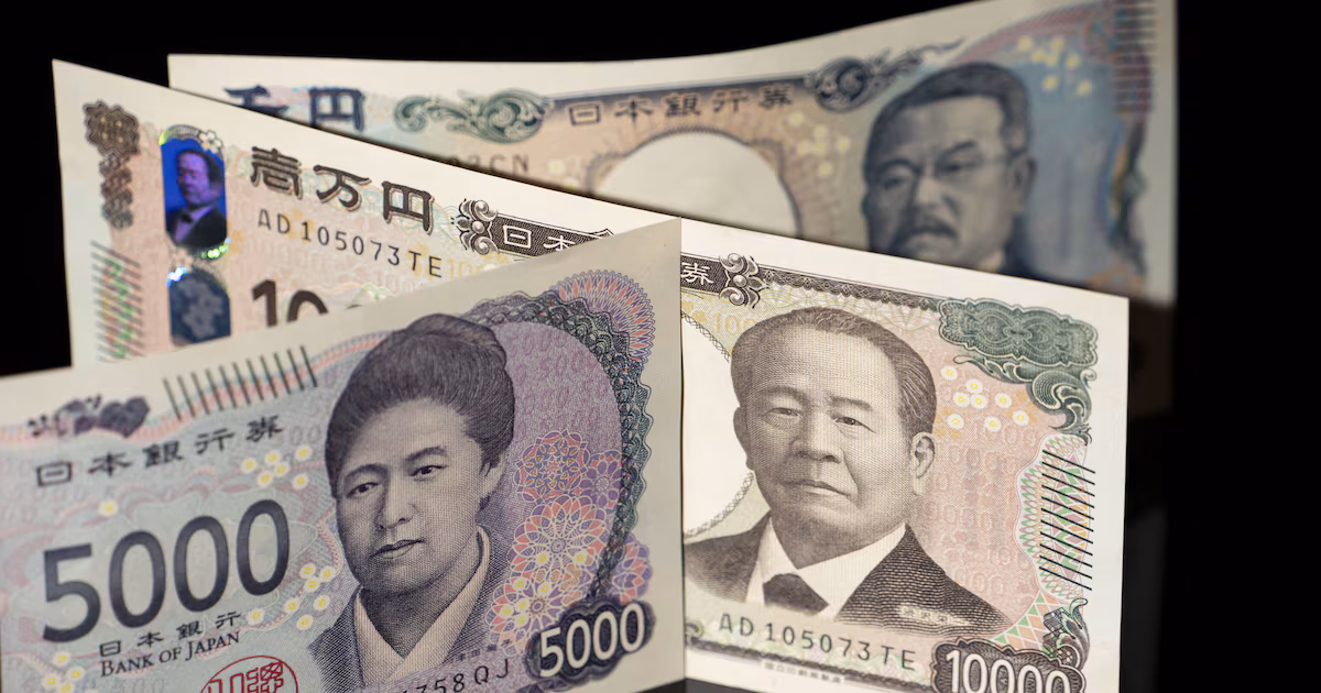 El yen repunta con fuerza y lidera las divisas globales ante señales de endurecimiento monetario en Tokio