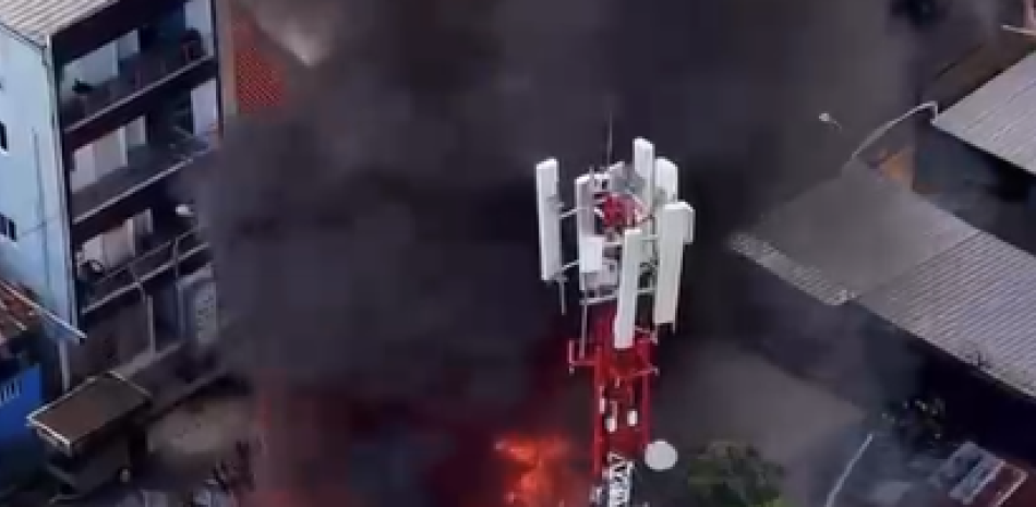 Feroz incendio destruye al menos cinco viviendas en el sector Pueblo Nuevo de Santiago