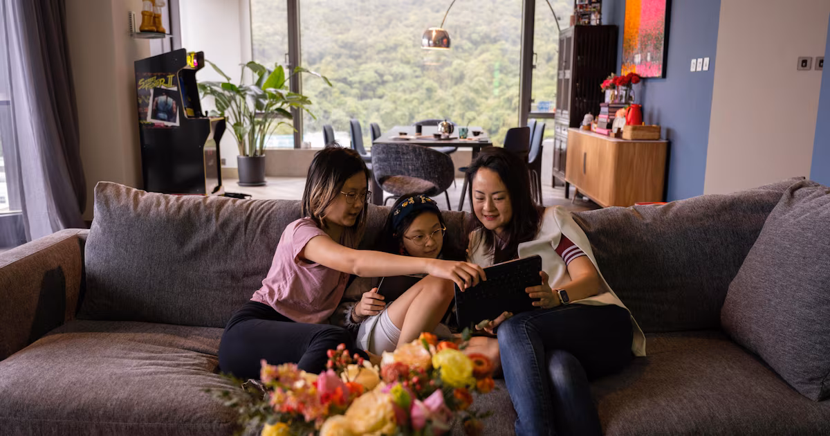 De la alcancía a la bolsa: la tendencia de padres que enseñan a invertir a sus hijos adolescentes