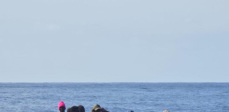 Armada Dominicana intercepta y auxilia embarcación con 38 migrantes haitianos cerca de Isla Cabra
