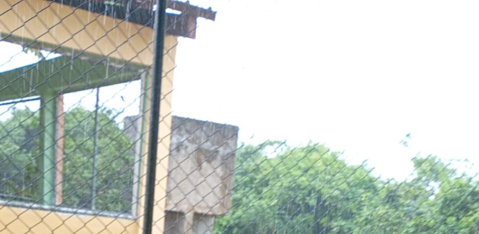 Lluvias por vaguada anegan recintos escolares y fuerzan la suspensión de docencia en zonas vulnerables