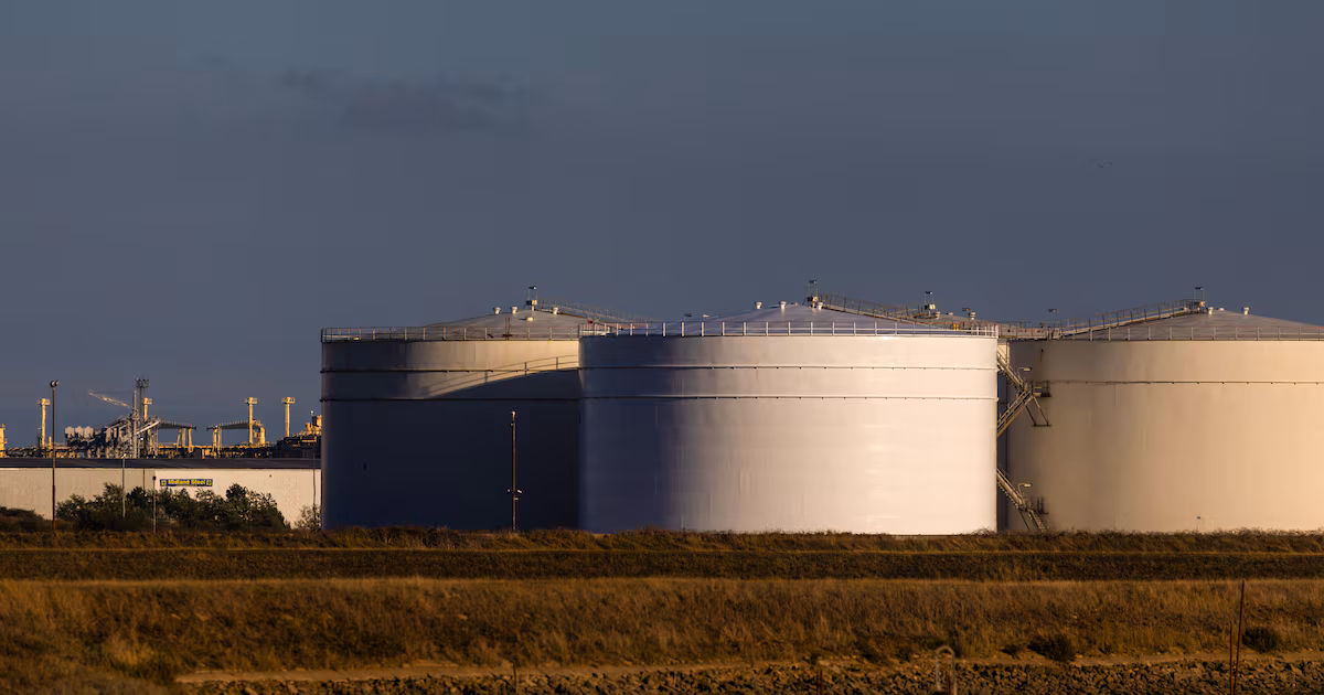 El petróleo se mantiene cerca de los US$100 mientras Medio Oriente normaliza el 98% de sus envíos