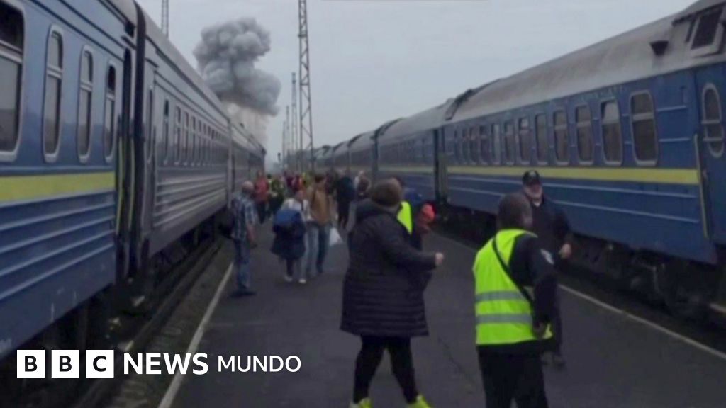 Tensión al límite: Dron ruso impacta tren en Ucrania minutos después del paso de Boris Johnson y diplomáticos occidentales