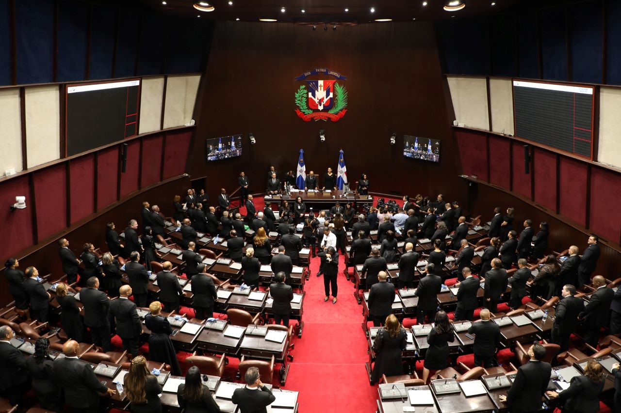 Avanza proyecto que obligaría a becarios en el extranjero a devolver fondos si no regresan a República Dominicana