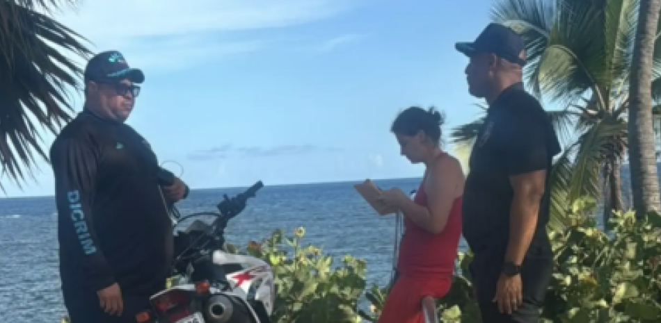 Policía investiga robo a pareja de ambientalistas checos en el Malecón de Santo Domingo