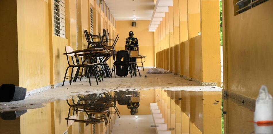 Retrasos en remodelación de escuelas dejan a cientos de estudiantes fuera de las aulas en el Gran Santo Domingo