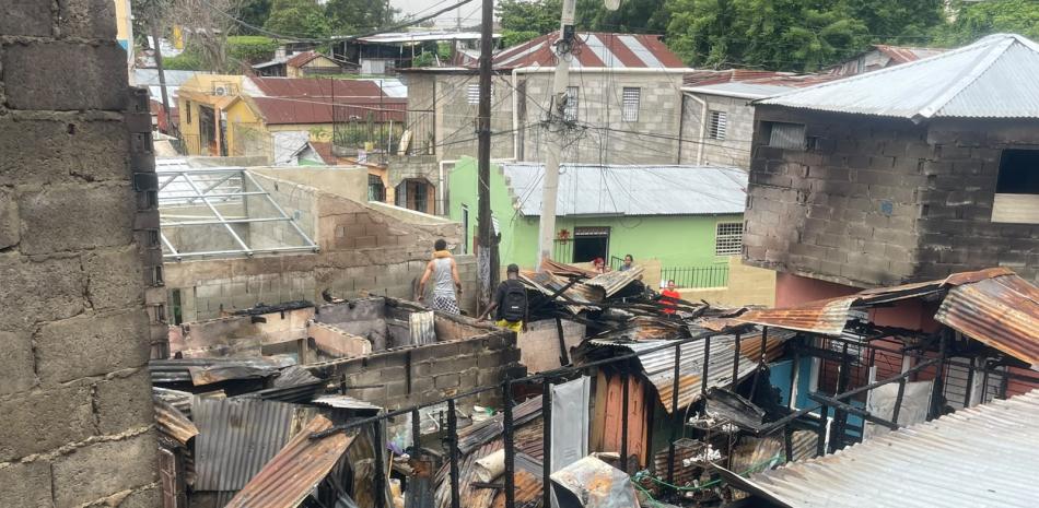 Voraz incendio reduce a cenizas unas diez viviendas y dos negocios en La Cambronal de Santiago