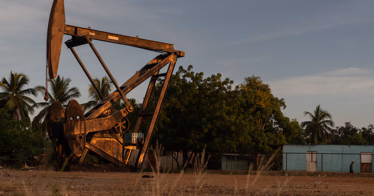 El petróleo cede terreno y baja de los US$98 ante maniobras saudíes y vientos diplomáticos