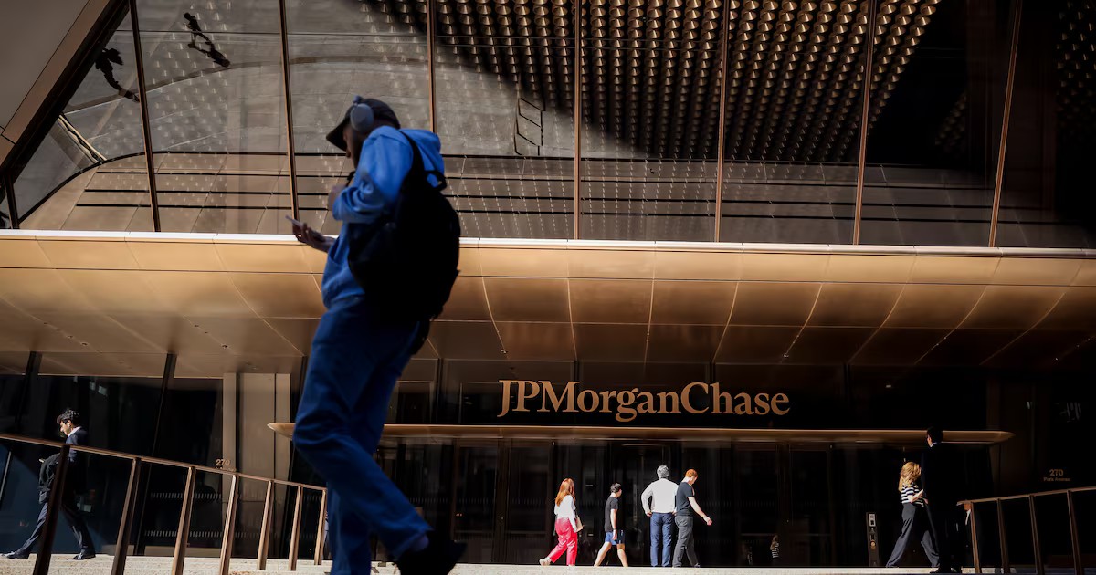 JPMorgan proyecta que el bitcóin superará a las acciones en la próxima década, pero alerta sobre su alta volatilidad