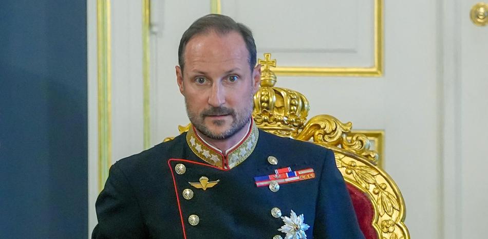 Haakon VIII asume formalmente el trono de Noruega tras la muerte del rey Harald V