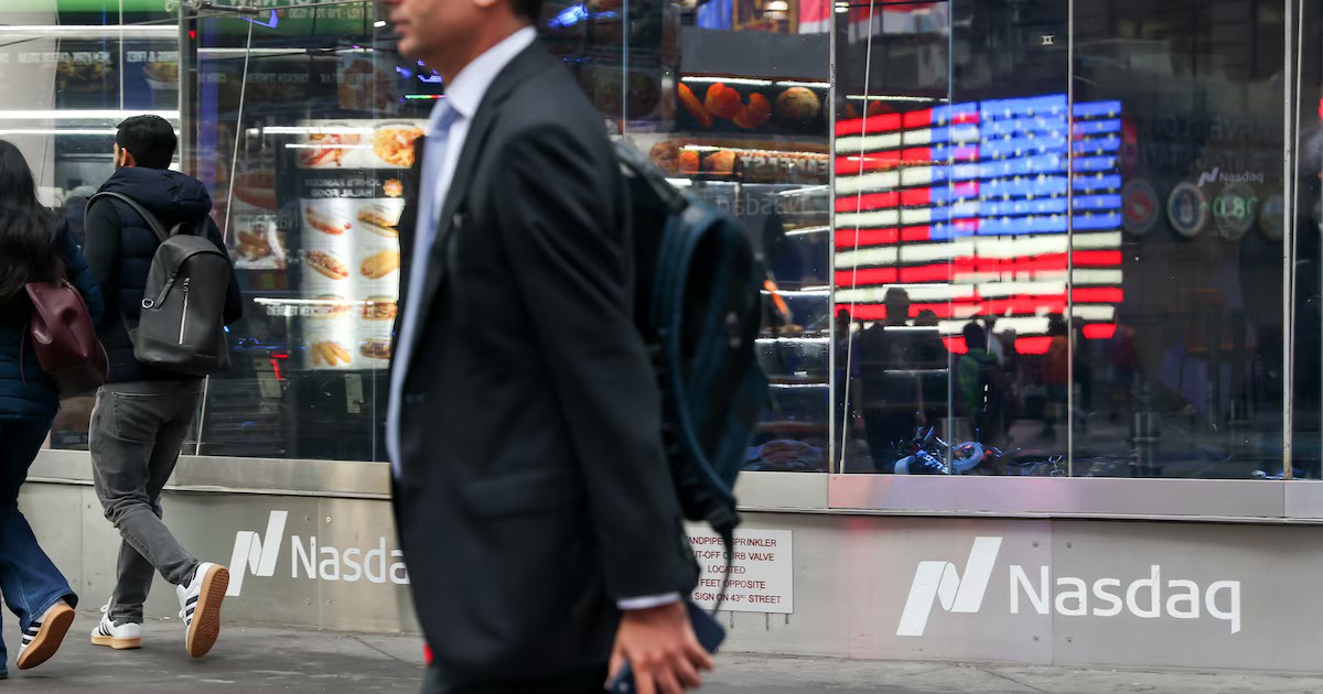 Giro defensivo en Wall Street: Fondos de cobertura liquidan acciones tecnológicas a un ritmo sin precedentes en una década