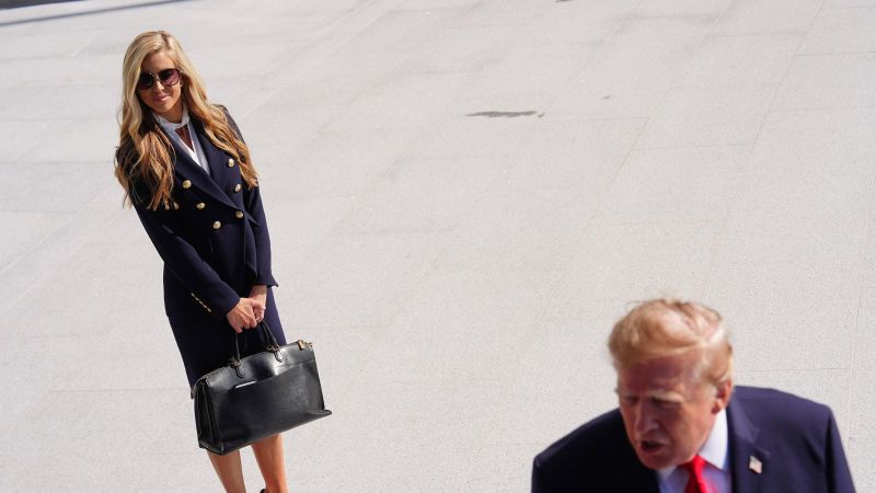 Récord de brevedad en la Casa Blanca: Trump destituye a su secretaria de Prensa a solo cinco días de asumir el cargo