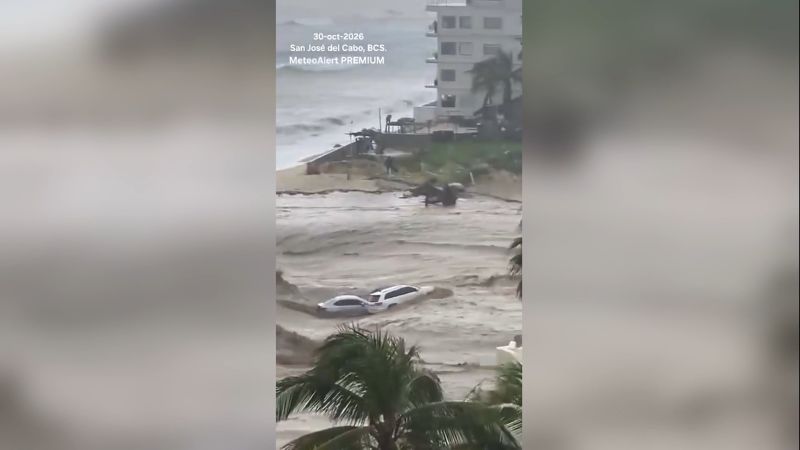 Furia de las aguas en México: Fuertes lluvias arrastran varios vehículos al mar en San José del Cabo