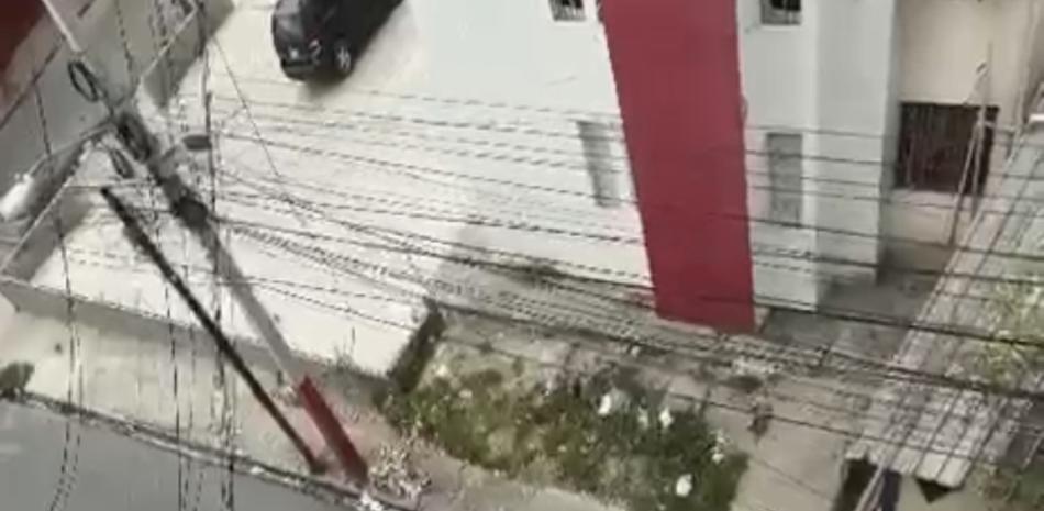 Estudiante resulta gravemente herida tras precipitarse desde un cuarto piso en Santiago Oeste