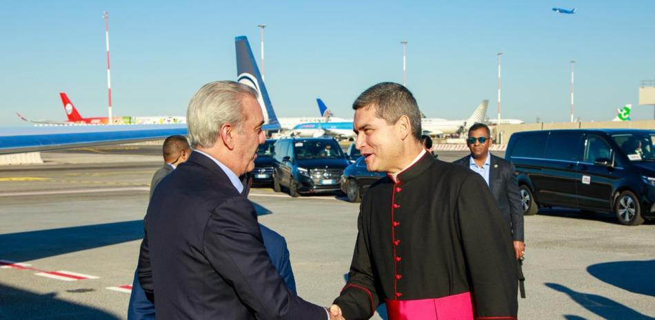 Luis Abinader inicia gira en Europa: invitará formalmente al papa León XIV a República Dominicana y expondrá en foros globales