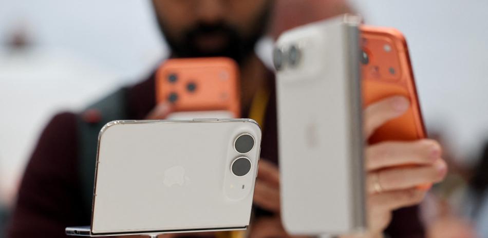 Apple da el salto a las pantallas plegables con el nuevo 'iPhone Duo' por casi 2,000 dólares