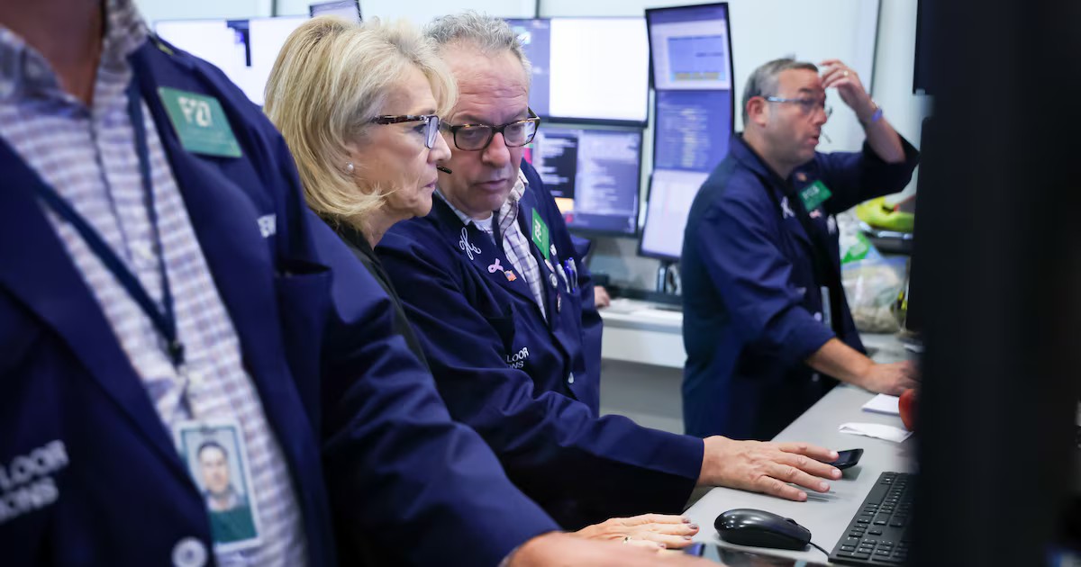 Wall Street frena caídas tras señales de la Fed y evalúa el pulso de la banca y la inteligencia artificial