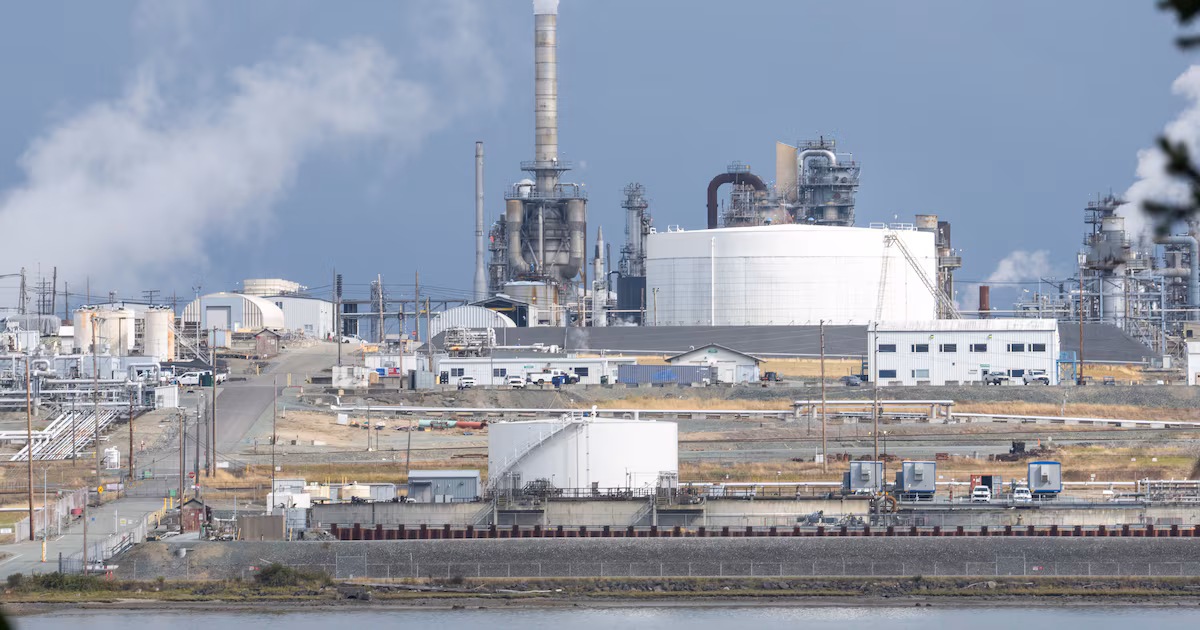 El petróleo cede terreno y roza los US$100 ante la reactivación en Ormuz y expectativas diplomáticas