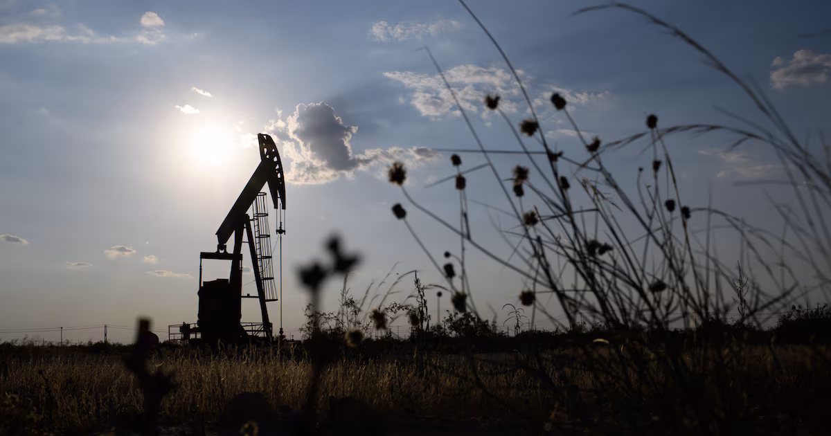 El petróleo da un respiro: Brent cae bajo los US$106 ante posible acuerdo para reabrir el estrecho de Ormuz