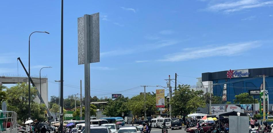Caos y paradas improvisadas asfixian el tránsito en el kilómetro 9 de la autopista Duarte
