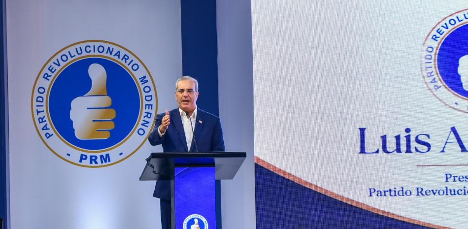 Luis Abinader asume la presidencia del PRM y promete neutralidad sin imposición de sucesores