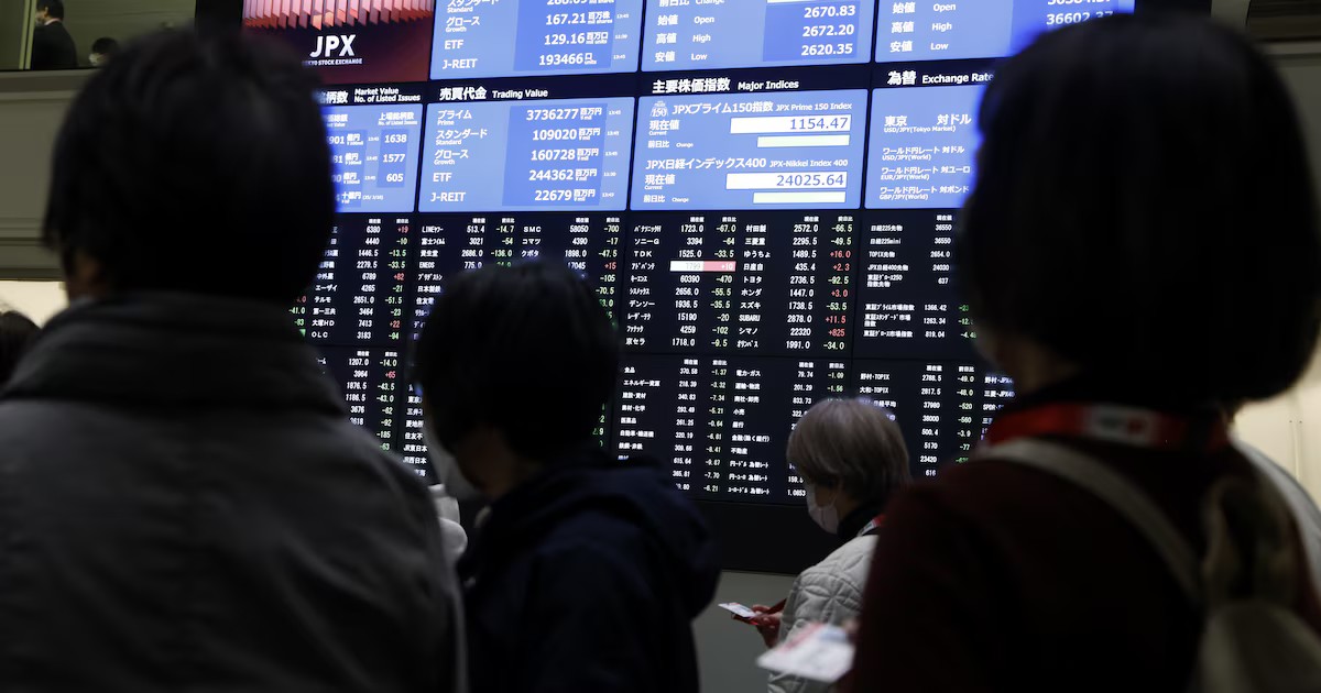 Bolsas asiáticas caen a contracorriente de Wall Street mientras el petróleo y los bonos elevan la cautela global