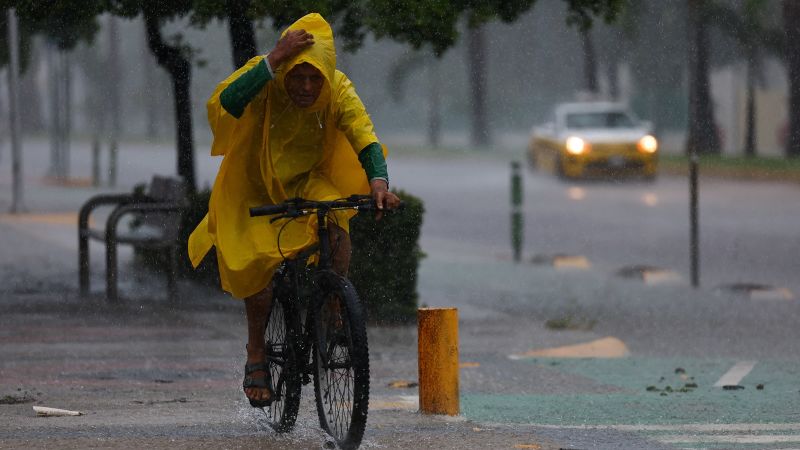 El potente huracán Simon acecha las costas mexicanas: Jalisco y Colima en máxima alerta ante vientos de categoría 4