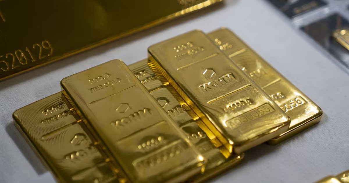 El oro pierde brillo ante la escalada del crudo y la incertidumbre sobre las tasas de la Fed