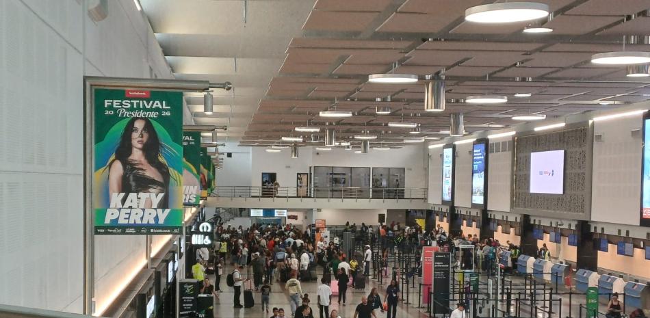 Falla en control aéreo de EE. UU. paraliza vuelos y deja a decenas de pasajeros varados en el AILA