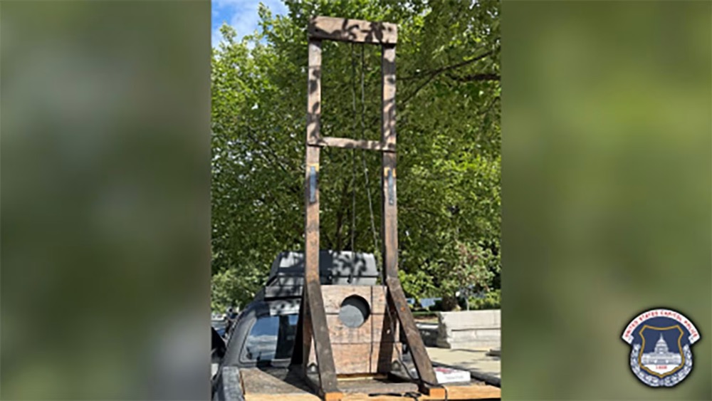 Arrestan a un hombre con una guillotina de tres metros cerca del Capitolio de EE. UU.; su padre alega que era solo una protesta