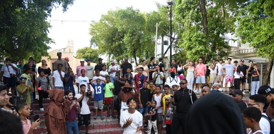 Fenómeno viral: el "farmeo de aura" desborda la Zona Colonial y prepara su llegada a Santiago