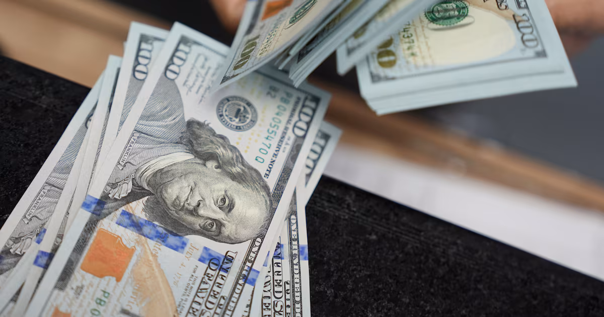 El dólar retoma fuerza y perfila su mejor jornada en meses previo al veredicto de la Fed